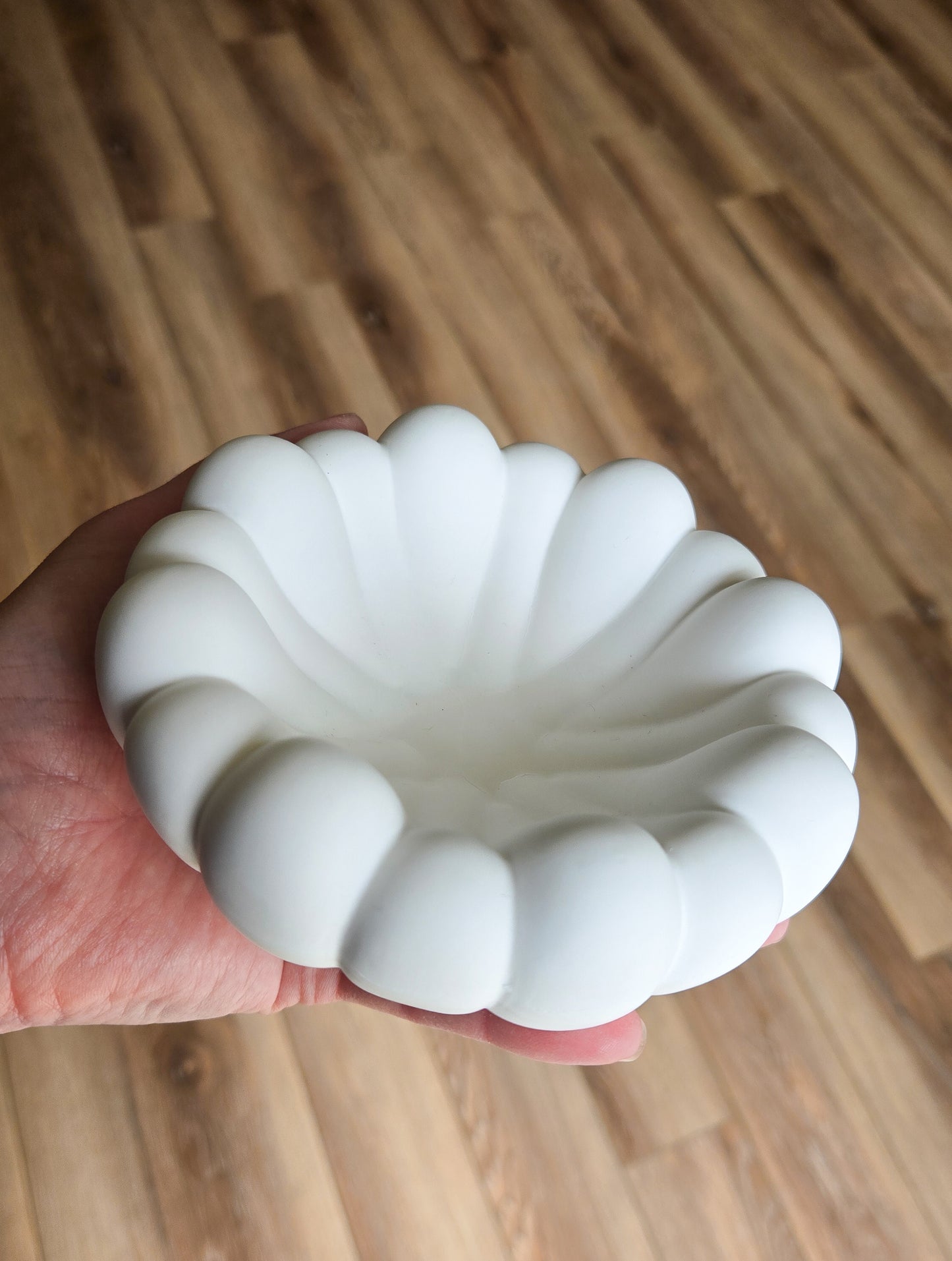 Modern cloud shape bubble tray